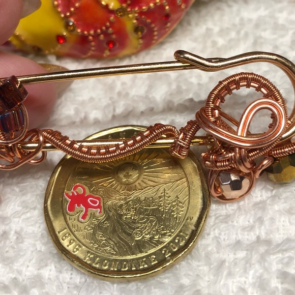 Gorgeous kilt pin brooch with beads and stone -artisan made - Picture 9 of 10